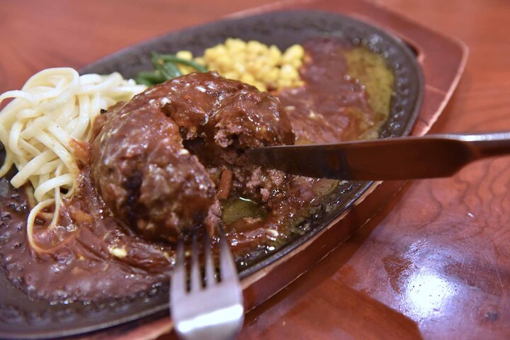 浅草寺詣でのあとにジュワッと肉汁あふれるハンバーグで世界旅行♪浅草の洋食店「モンブラン」