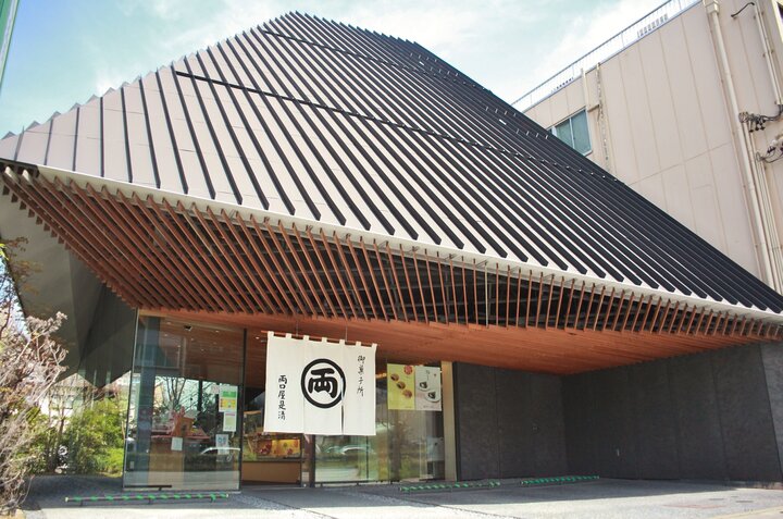 隈研吾氏がデザインした、格子がモチーフの建物