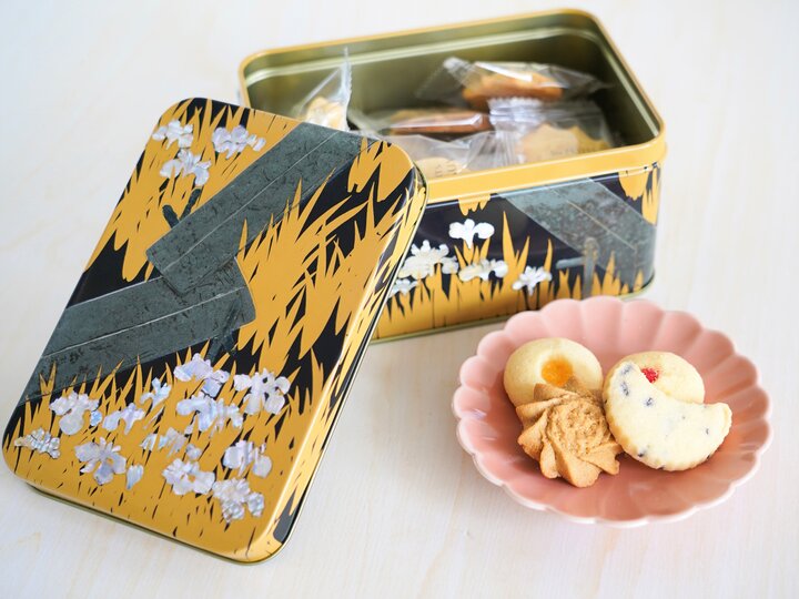螺鈿の燕子花や金蒔絵の葉などが美しい国宝の硯箱に見立てた缶入りのクッキー