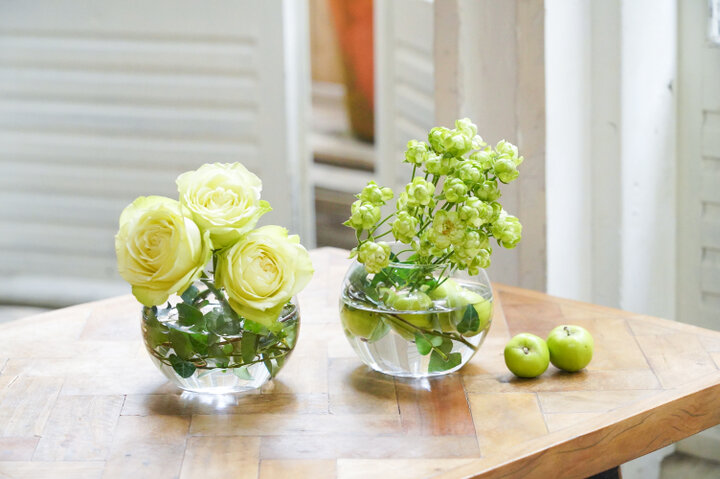 【バラのすてきな飾り方①】ガラス製の花器の周りにグリーンをあしらう