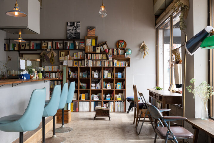 世界中を旅した夫婦が、岡山の港町・宇野で営むブックカフェ「ココカ古書店」