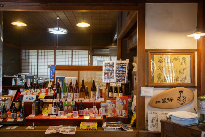 おみやげの日本酒選びは歴史を感じる蔵座敷で