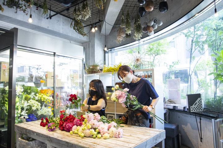 花や緑に囲まれながら食事が楽しめる 花屋が営むカフェ ローランズ原宿店 ことりっぷ Goo ニュース