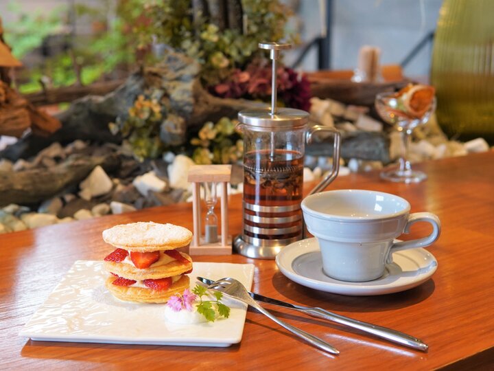 お花屋さんの2階にあるカフェでナチュラルな雰囲気につつまれるひと時 横浜 花lab Nocturne 横浜元町店 ことりっぷ