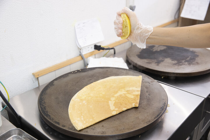 香ばしいサクもち食感 逗子の商店街通りの新名物 ヒナタ クレープ ことりっぷ