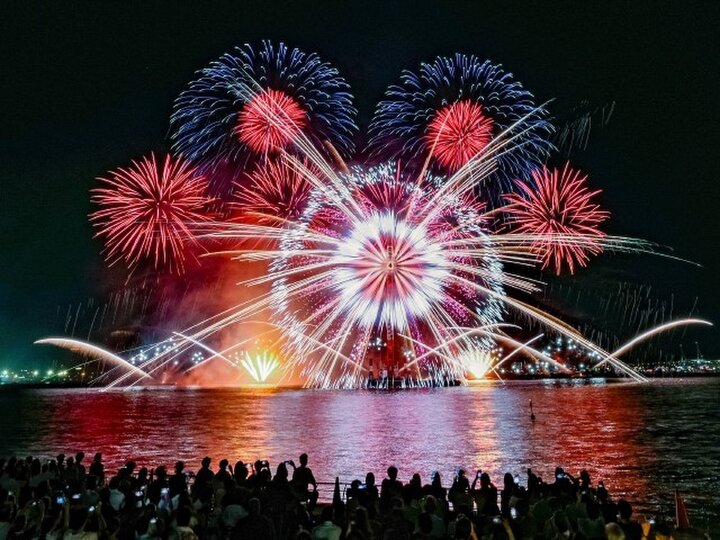 【2025年】関東の花火大会14選。幻想的な水中花火や、花火と音楽の競演を堪能