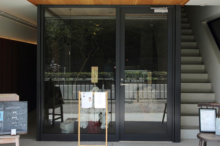 京都御苑の西隣、ビル1階の小さなお店