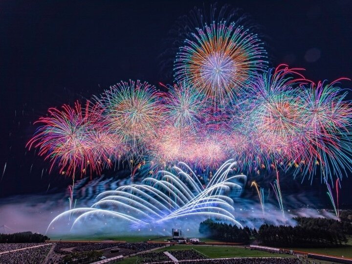 秋の全国花火大会14選。世界最大級の四尺玉や、温泉街や高原の名物花火まで【2025年】