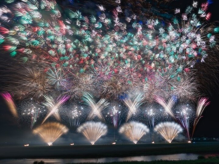秋の全国花火大会18選。世界最大級の四尺玉や、温泉街や高原の名物花火まで【2026年】