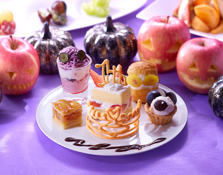 10月のテーマは、スイーツのお化け達がアフタヌーンティーセットを飾る「ハロウィン」