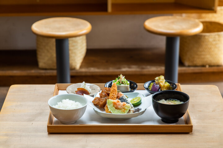 かまどで炊く白ごはんと奈良食材で彩られた定食がいただける、ならまちの「鹿の舟 竈」