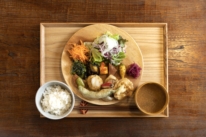 季節の野菜たっぷりの新感覚おばんざいプレートが楽しめる 京都 五条の町家レストラン 食と森 ことりっぷ