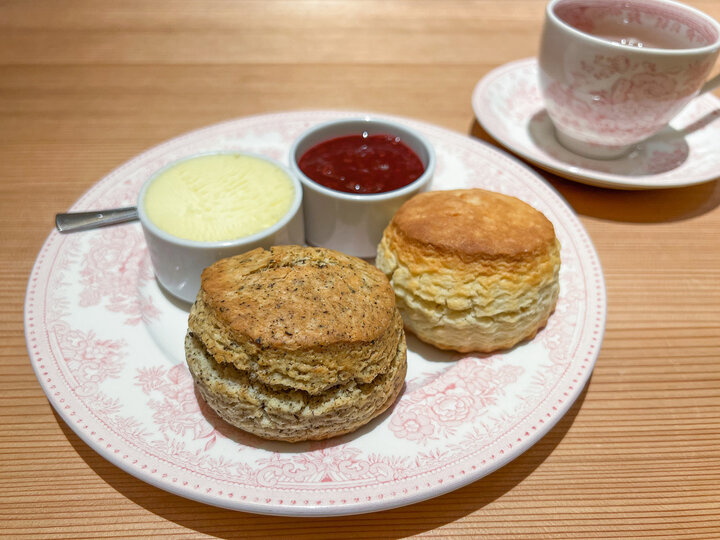 イギリス伝統の喫茶文化「クリームティー」で優雅なティータイムを♪紅茶とスコーン専門店「TEA ROOM KIKI 日比谷」 ｜ ことりっぷ