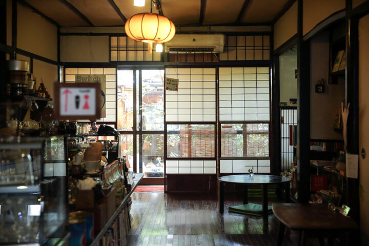 西陣織の工房がブックカフェに♪「Cafe1001」

