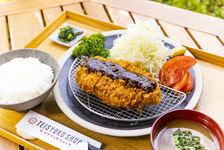 原宿の路地裏のポップで素材にこだわる和定食が味わえる「THE TEISYOKU SHOP」へ