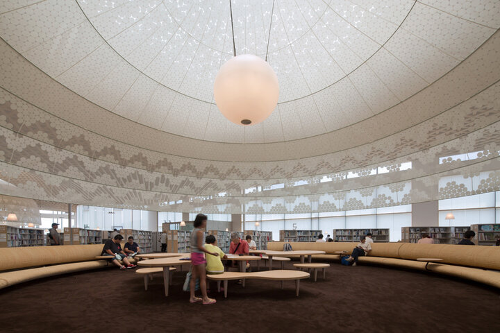 大きな傘が連なる本の森「岐阜市立中央図書館」