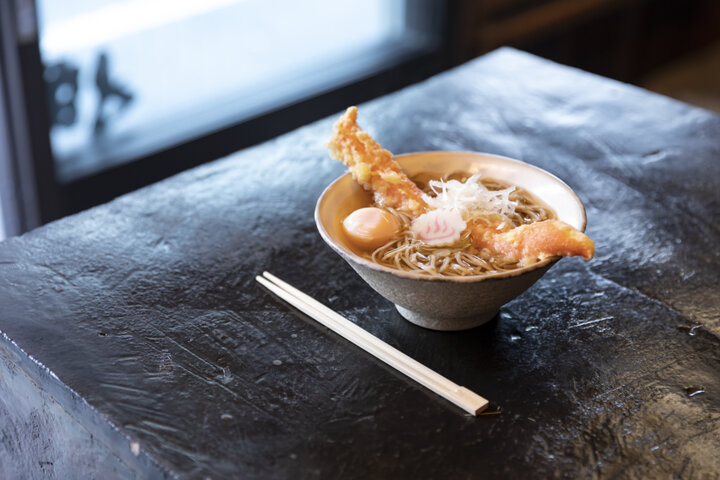 アートな空間で個性あふれるそばを味わう。京都・清水五条にある立ち食いそばのお店「suba」