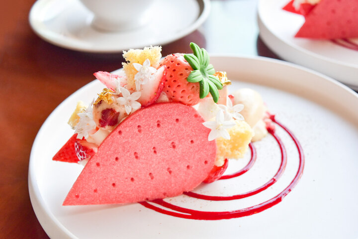 苺を丸ごと味わう♪ モダンなショートケーキ風デザート