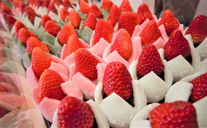 【北海道】お花みたいでかわいい！カラフルな“いちご大福”が並ぶ専門店。札幌「ぽたぽたいちご」