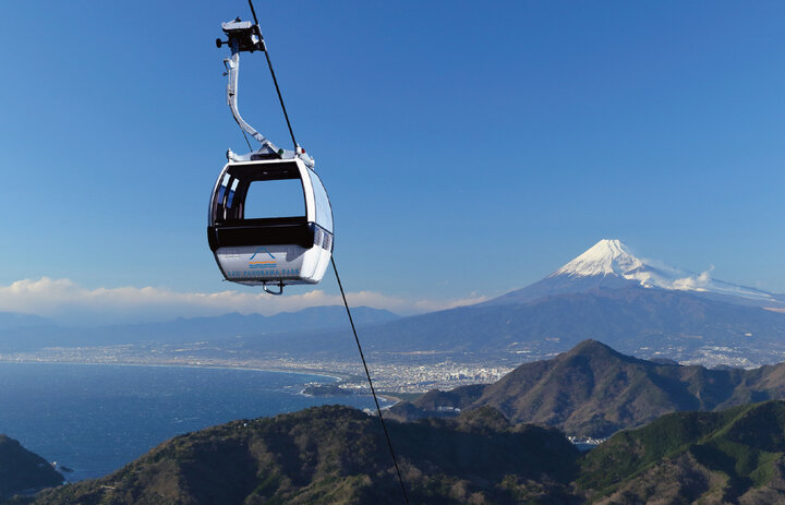 水盤きらめく展望デッキで、富士山の絶景をひとり占め