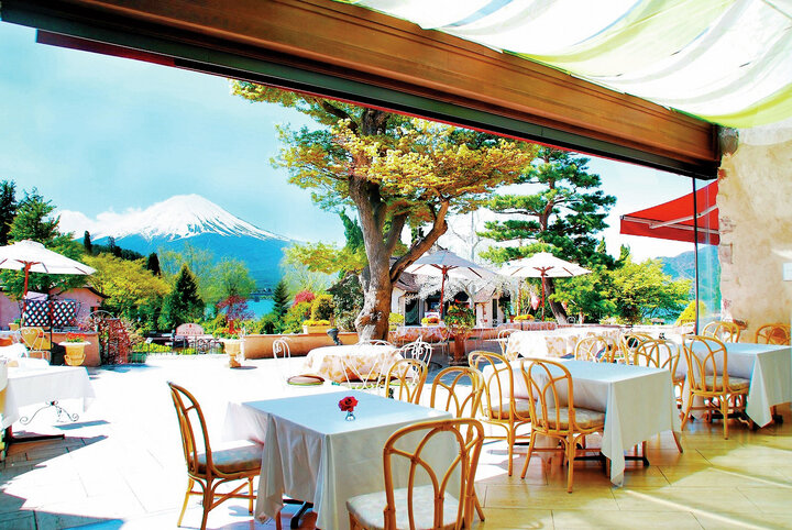 【河口湖】絶景の富士を望むテラスで優雅なひとときを「森のレストラン」