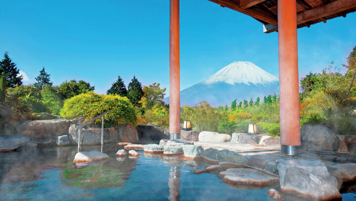 【仙石原】露天風呂越しにそびえる富士山を望む「ホテルグリーンプラザ箱根」