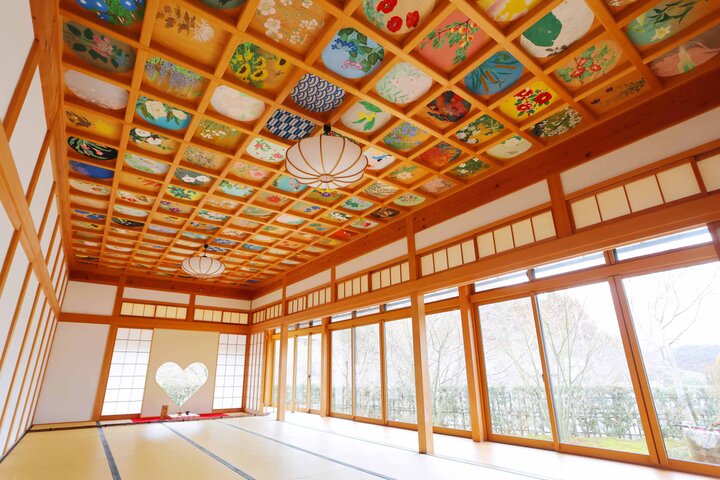 遠くてもやっぱり一度は見たい♪ 「正寿院」の猪目窓と花天井