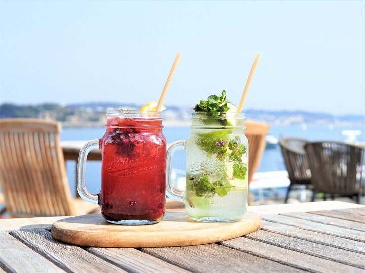 青い空と海を見渡すマリーナのなかの素敵なカフェ♪江の島「サンカフェパラダイス」