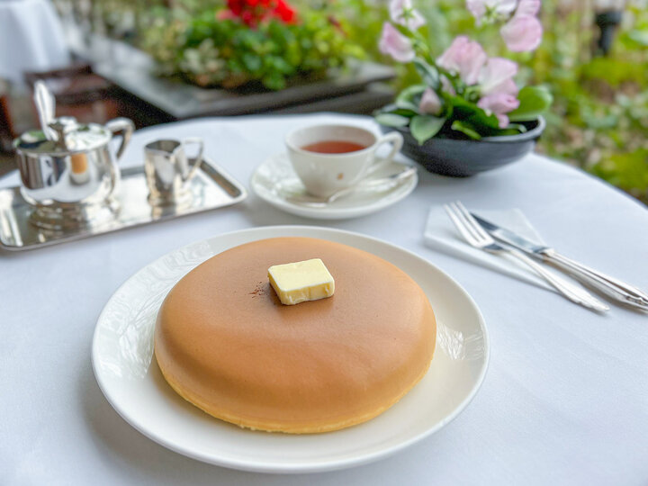 美しい狐色のホットケーキを自然あふれるお庭で「ウエスト 青山