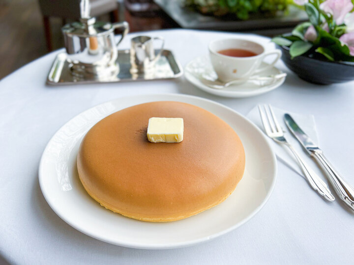 狐色の美しすぎる大きめサイズのホットケーキ