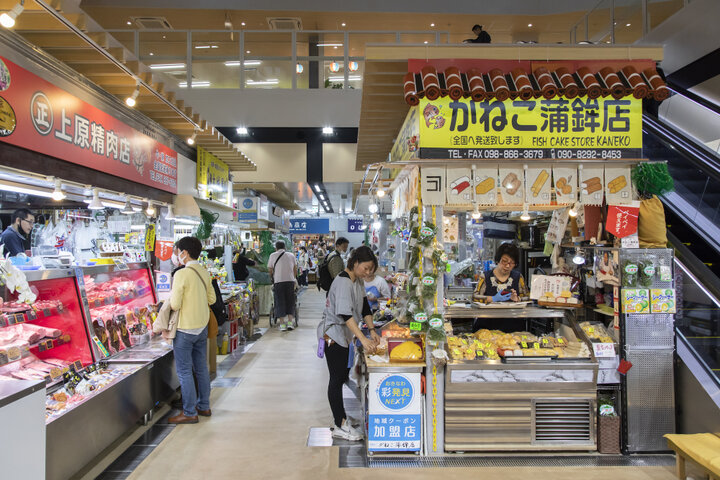 沖縄の食が集う、那覇市最大の市場でショッピング♪  テーマパーク気分でおいしいもの探しを楽しみましょう