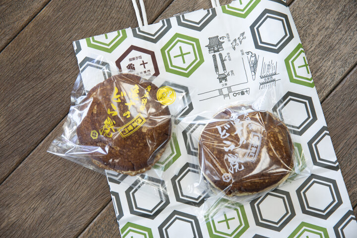 行列必至、浅草の老舗和菓子店「御菓子司 亀十」へおいしいお菓子を買いに