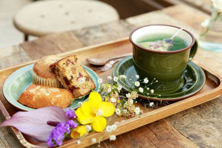 軽井沢の隣町・御代田町のオープンエアのカフェ「GAFLO CAFE」で、花とスイーツを楽しみましょう