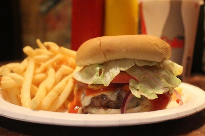 NYの高級ホテル内にある隠れ家店。セレブも魅了するハンバーガー