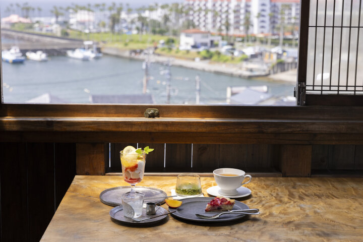 逗子「南町テラス」の海風そよぐ特等席で、丁寧な手仕事を感じるおやつを