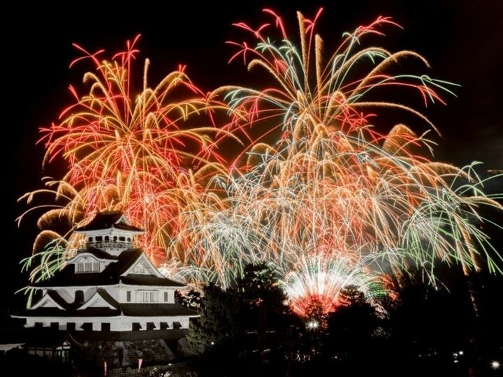 【2026年】関西の花火大会10選。琵琶湖や淀川、夜空を華やかに彩る光の祭典