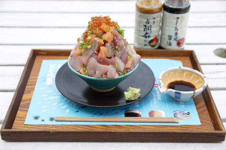 ランチにぴったりの海鮮丼から、名物スイーツ、お土産まで♪相模湾が一望できる話題の漁港の駅「TOTOCO小田原」へ