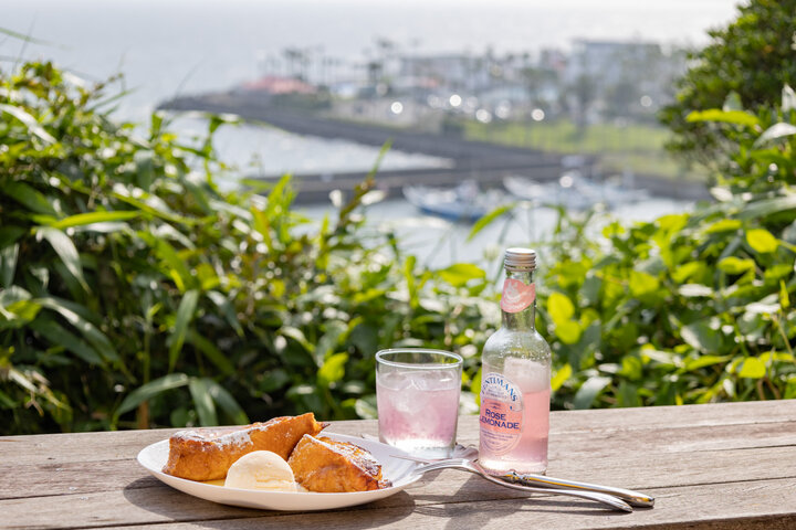 逗子の海を一望♪ 波音を聞きながらゆるりと過ごす「カフェ シエスタ