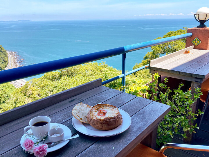 小田原の絶景カフェでパングラタンの大満足ランチを♪ 海と森を見下ろす隠れ家「サドルバック」