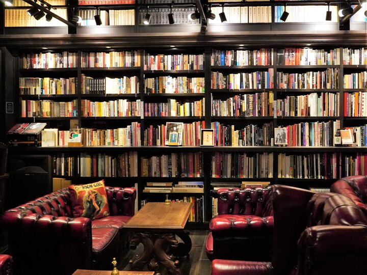 隠れ家のようなブックカフェ「Bar 十誡」で一人時間を楽しむバータイム