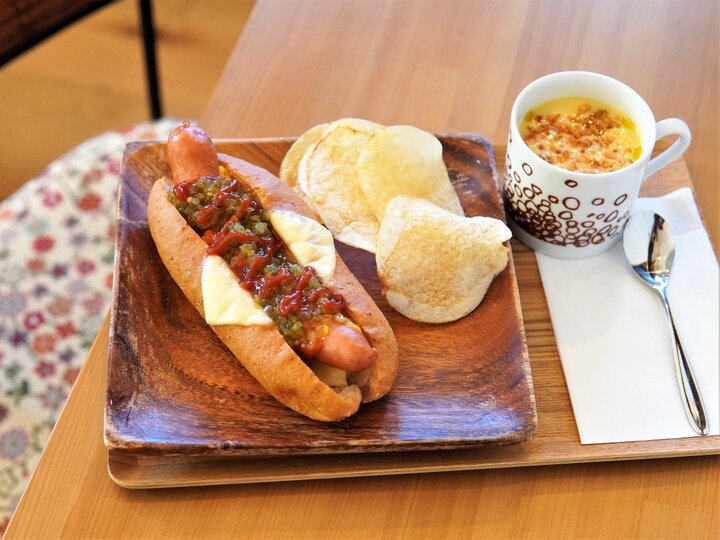 ベーカリーに特注したコッペパンは週末限定