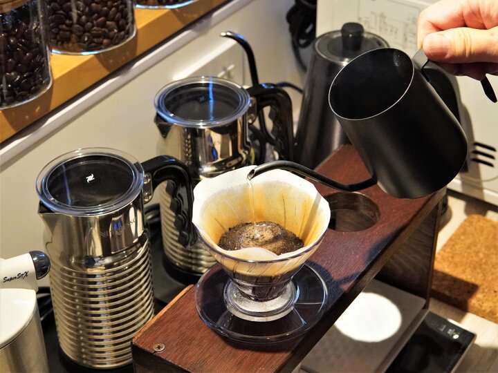 地元のロースターで焙煎した豆で淹れるハンドドリップコーヒー