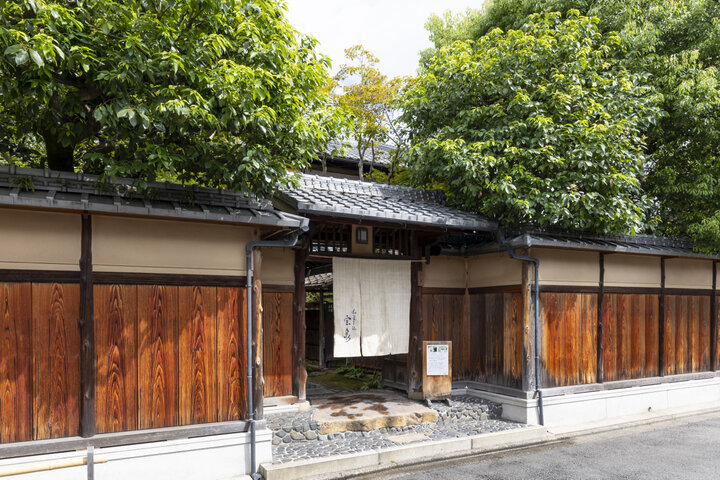 京都・下鴨の「茶寮 宝泉」で、極上のわらび餅や小豆を使った甘味に