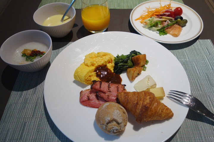 早朝散歩の後は、和・洋・中のメニュー豊富な朝食で1日をスタート