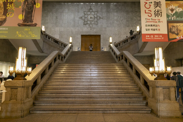 まずは日本有数の美術品が集まる「本館」へ