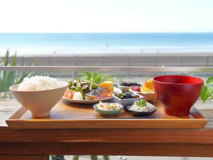 鎌倉観光のスタート地点に♪心地いい海辺で朝ごはん「GOOD MORNING ZAIMOKUZA」