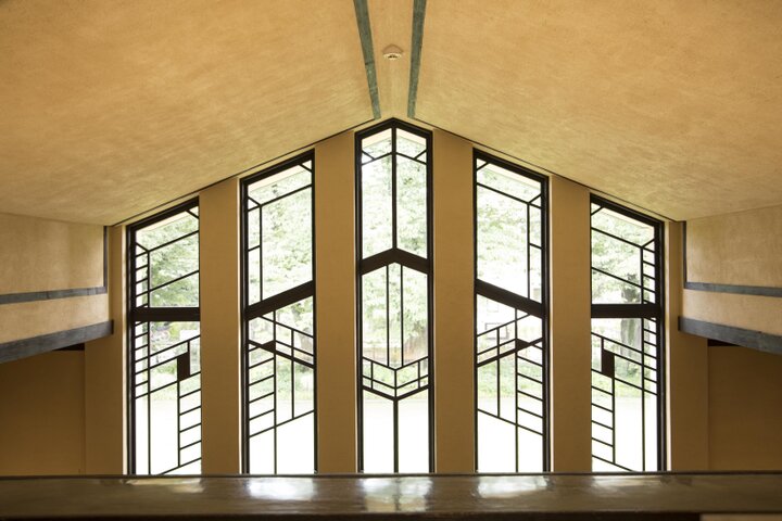 竣工当時の形に復原された、自由学園明日館を象徴する幾何学模様の窓