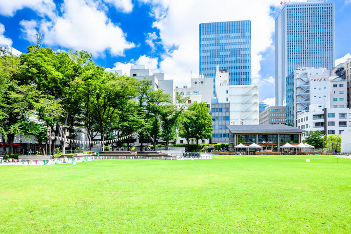 芝生でくつろげる都会のオアシス・池袋「南池袋公園」