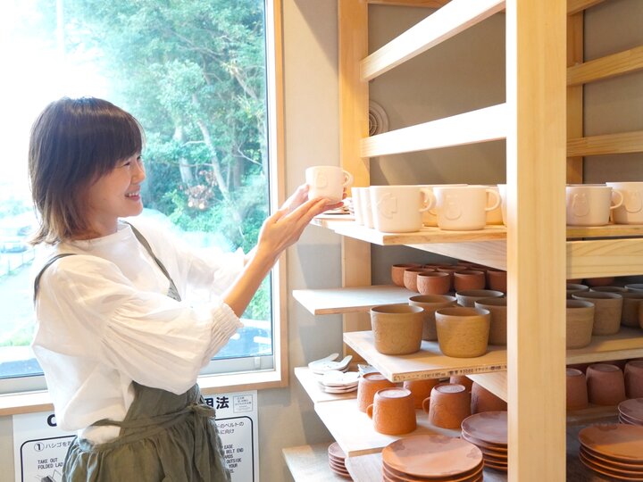 陶芸作家のつくるお花のティーカップとお皿でほっこり一休み♪葉山「tomokoubou cafe & gallery」 ｜ ことりっぷ