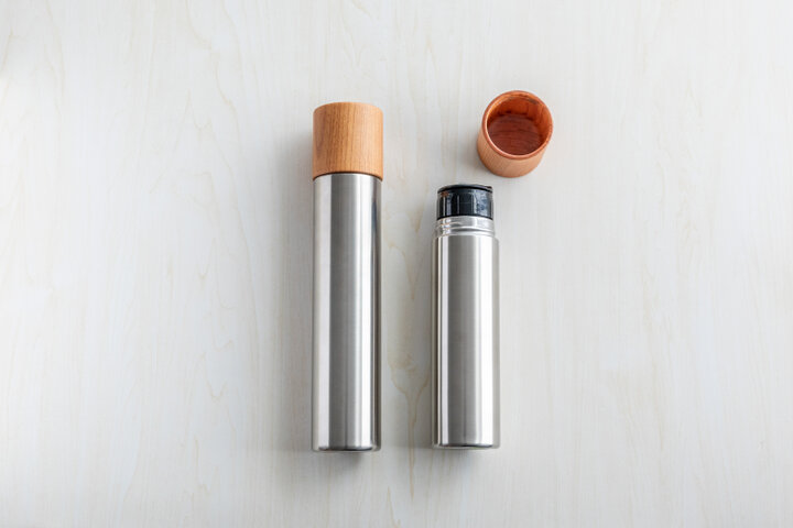 口当たりの優しい木製コップ付きのステンレス製水筒「Bottle」